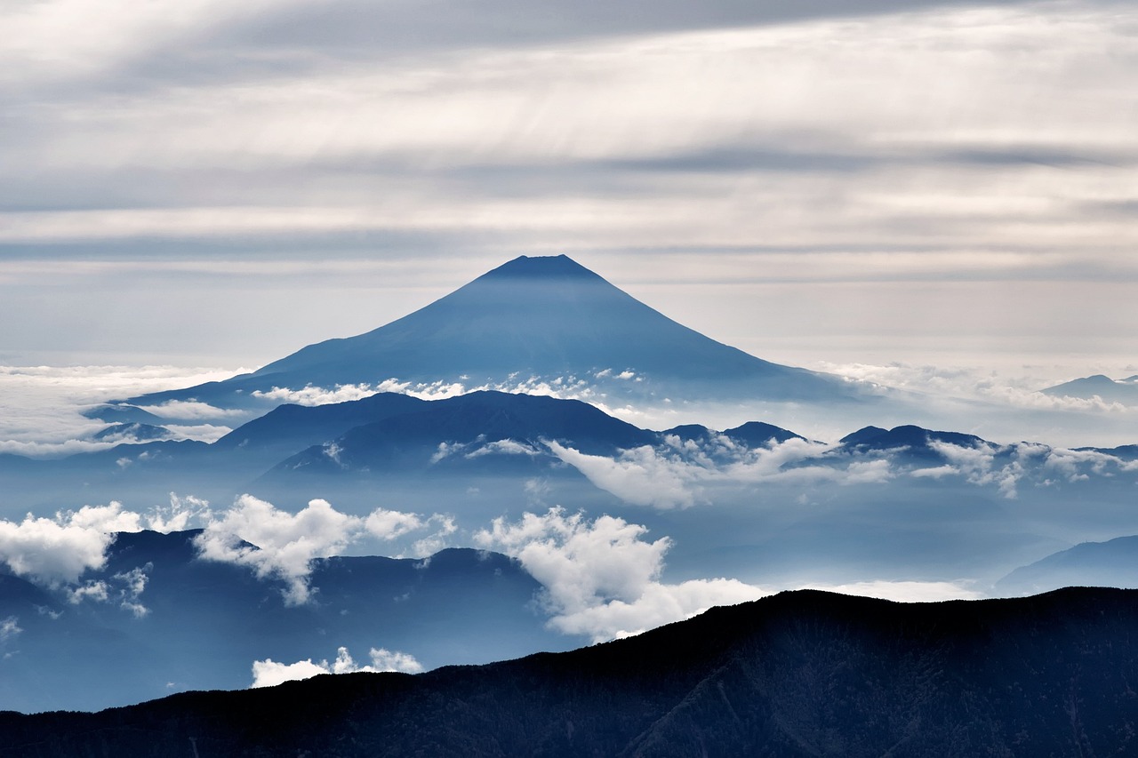 日本樱岛火山喷发，烟柱直冲云霄，高达2700米