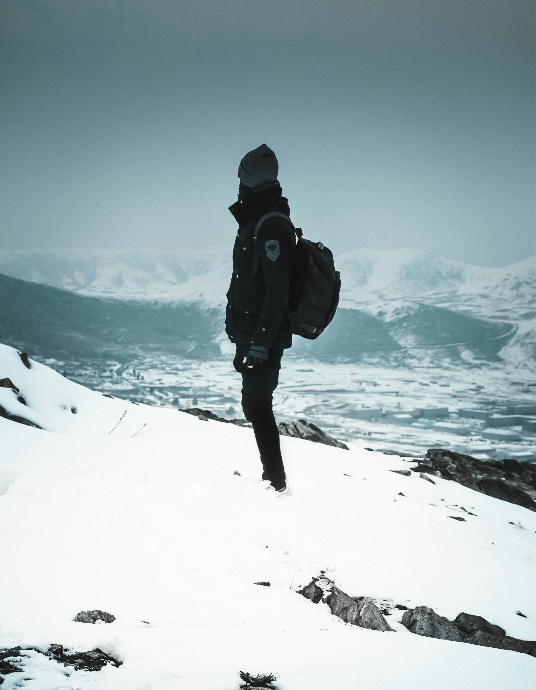 女子在印度旅游遭遇惊魂时刻，被男子包围紧盯的惊险经历