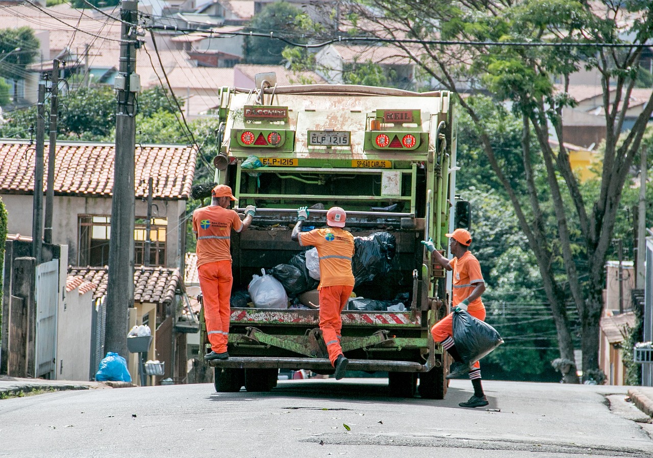 鬼火少年集体炸街警方抓捕制止