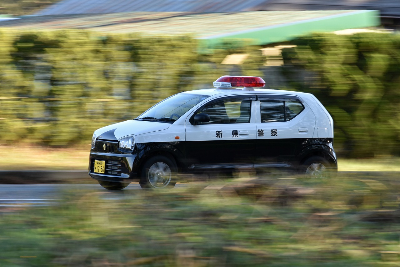 警方回应女孩横穿马路被警车撞飞